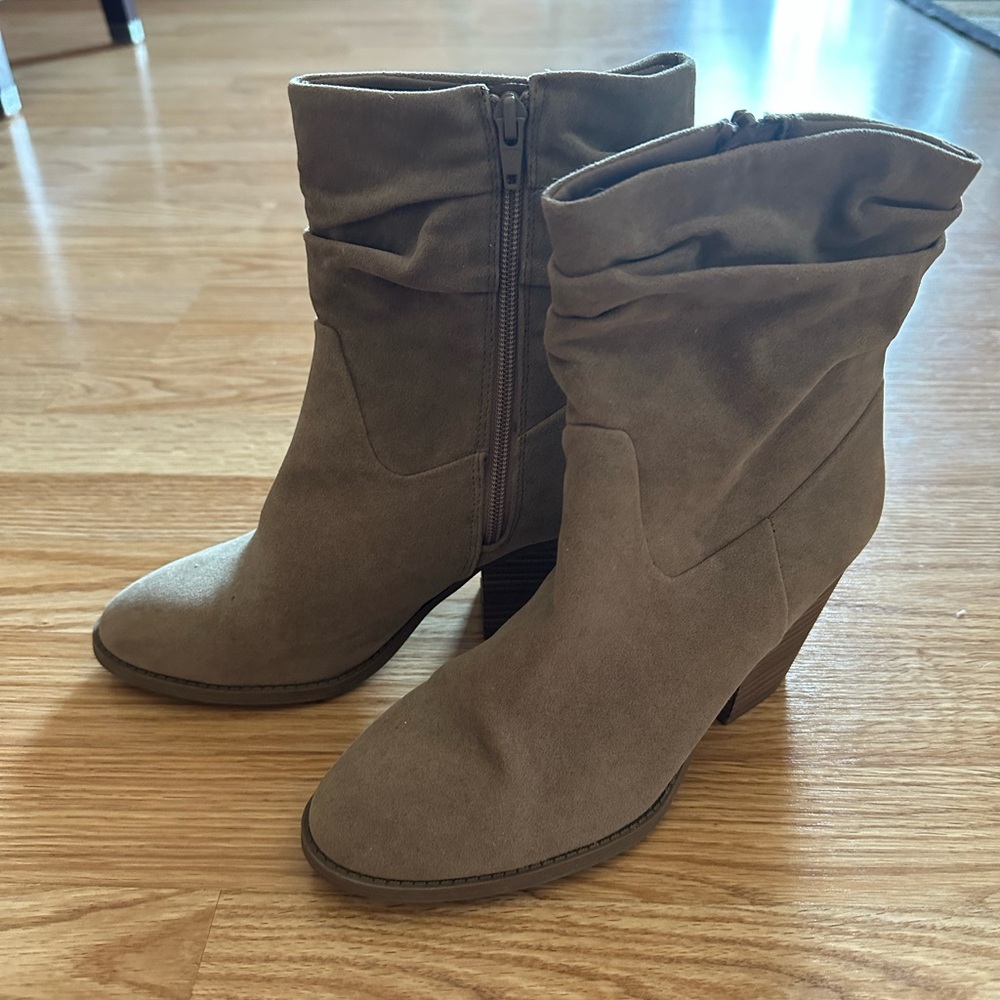 Universal Thread Tan Ankle Booties with Chunky Heel